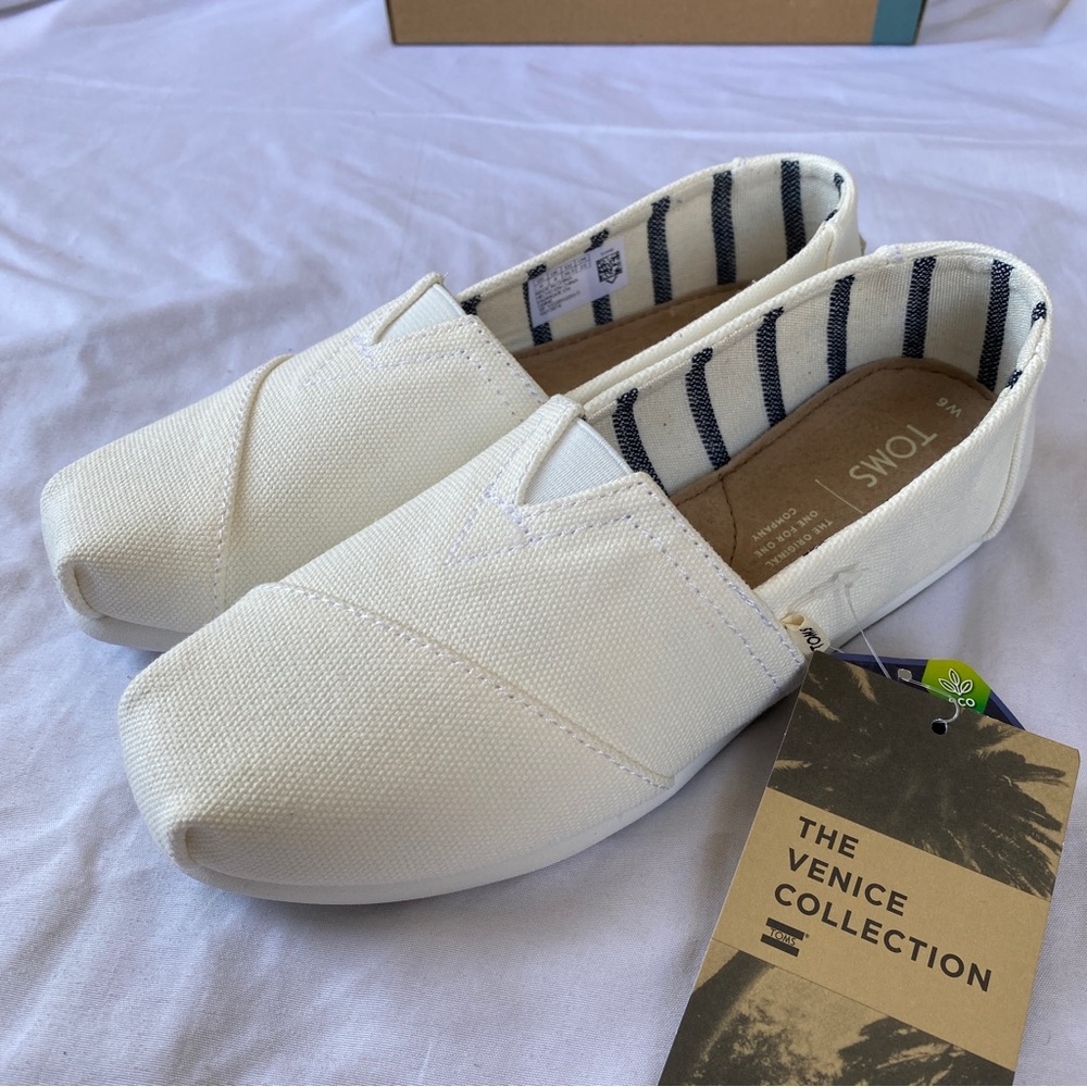 NIB White Canvas Toms